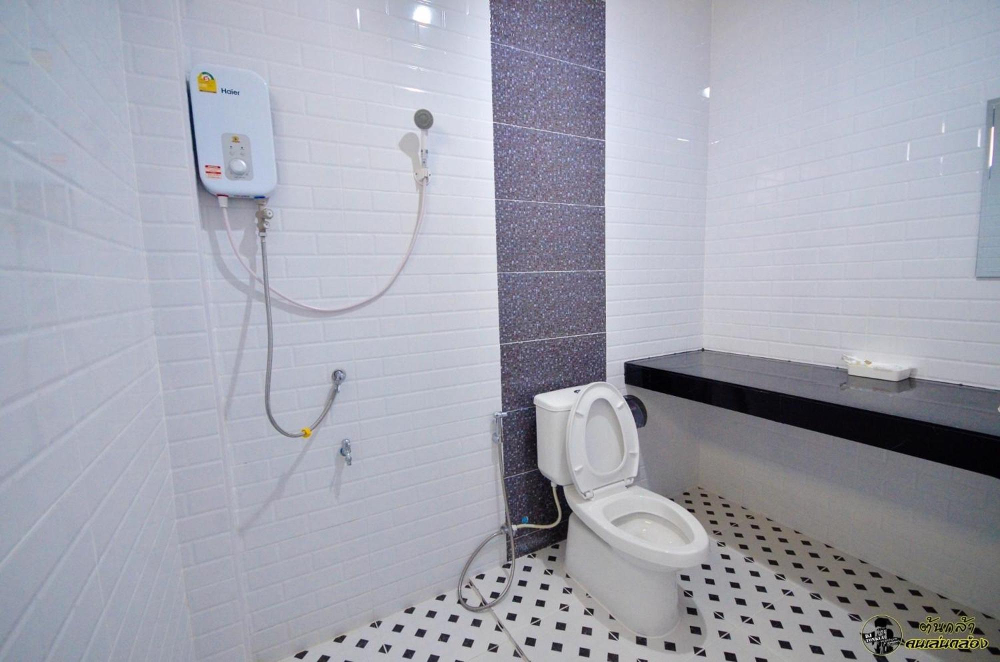 แอ่ว-ดีld Hotel&Residences Ngao Luaran gambar