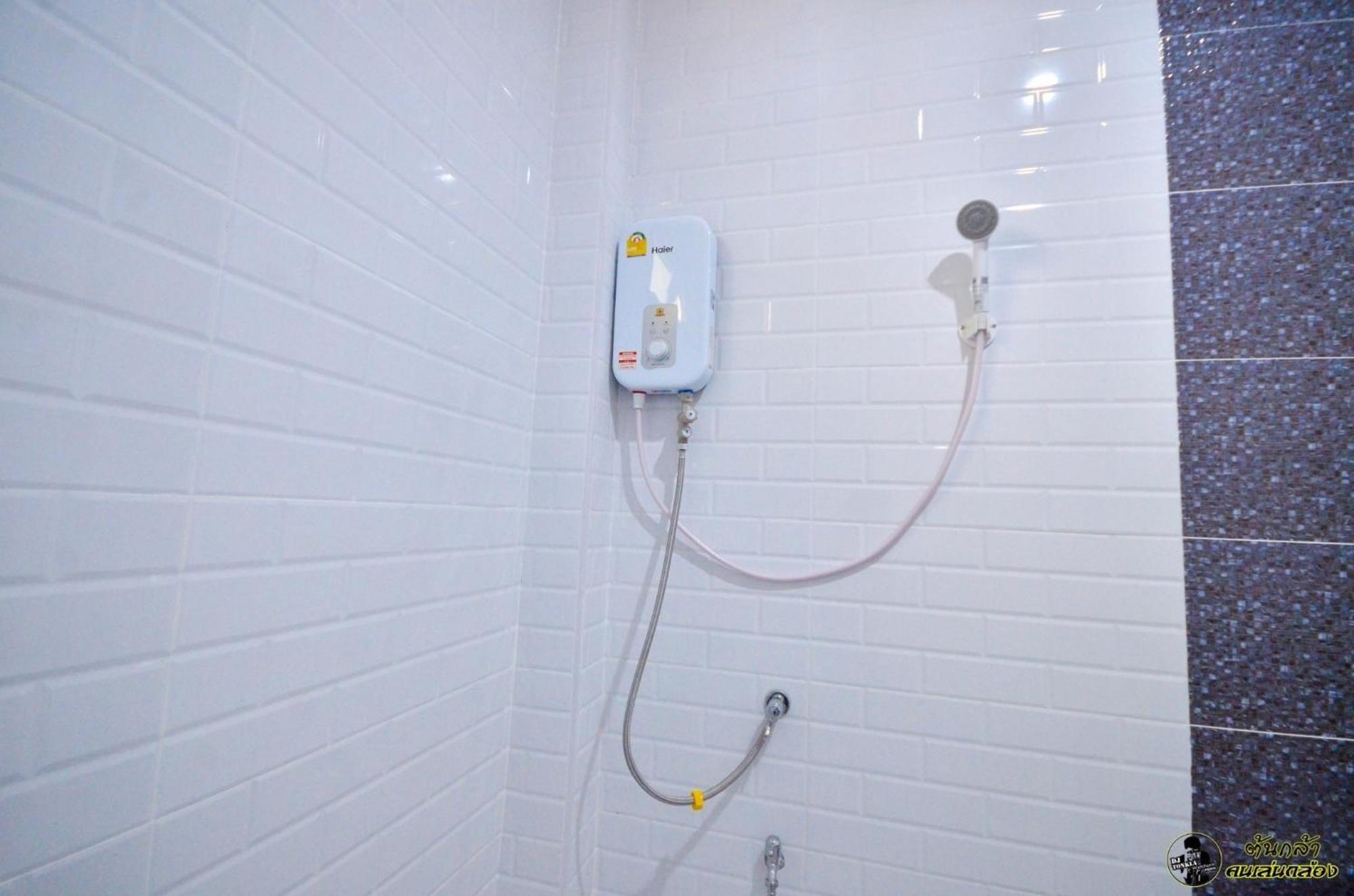 แอ่ว-ดีld Hotel&Residences Ngao Luaran gambar