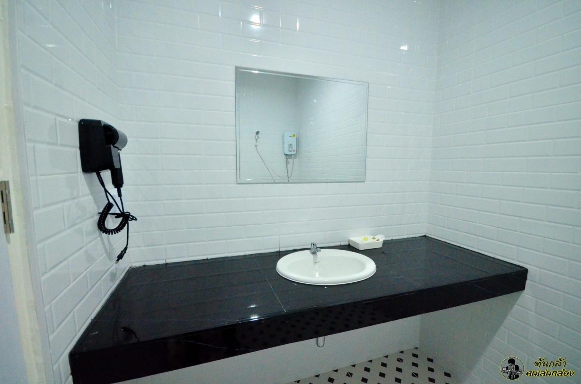 แอ่ว-ดีld Hotel&Residences Ngao Luaran gambar