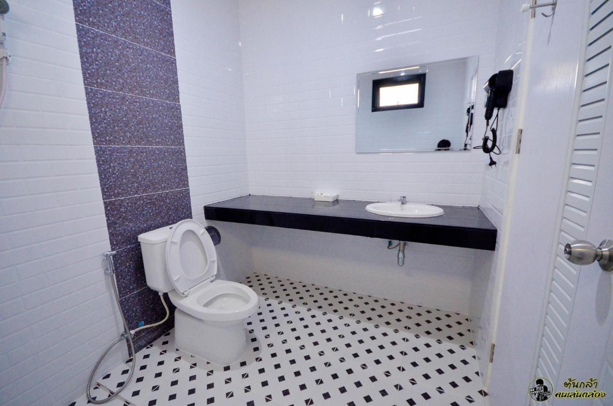แอ่ว-ดีld Hotel&Residences Ngao Luaran gambar